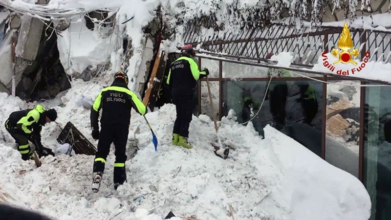 Wydobyto kolejne ciała spod gruzów hotelu we włoskiej Abruzji. Liczba ofiar wzrosła do 9