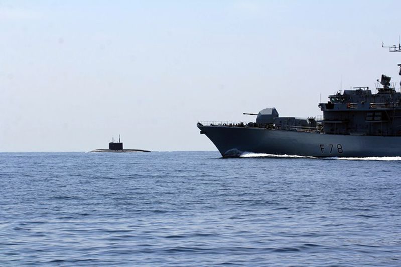 Brytyjczycy śledzą rosyjski okręt podwodny. Udało się go sfotografować