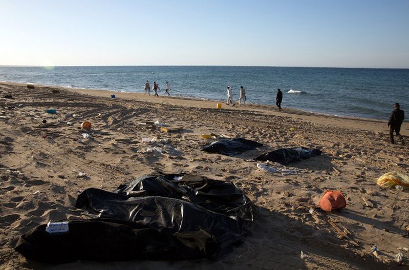 Co najmniej 85 ciał migrantów wyrzuconych przez morze na wybrzeżu Libii