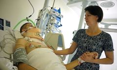 Przykuty do łóżka po skoku do wody. Pilnie potrzebuje rehabilitacji