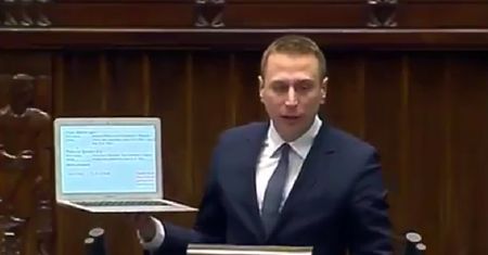 Poseł PO z laptopem na mównicy sejmowej: nazwisko Piotrowicz na stronie o stanie wojennym