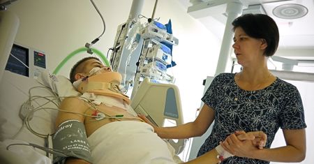 Przykuty do łóżka po skoku do wody. Pilnie potrzebuje rehabilitacji