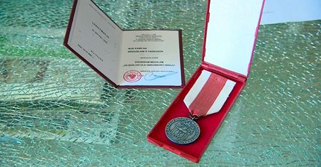Major odsyła medal do MON w proteście przeciwko odznaczeniu Bartłomieja Misiewicza