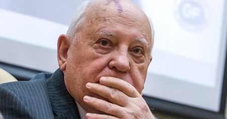 Gorbaczow: NATO robi krok w kierunku wojny