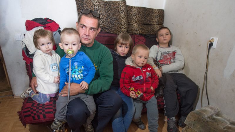 Wojciech Kabza z dziećmi.