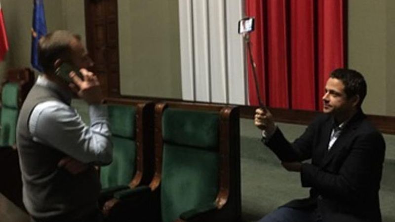 Posłowie Po Sławomir Nitras i Rafał Trzaskowski na sali sejmowej.