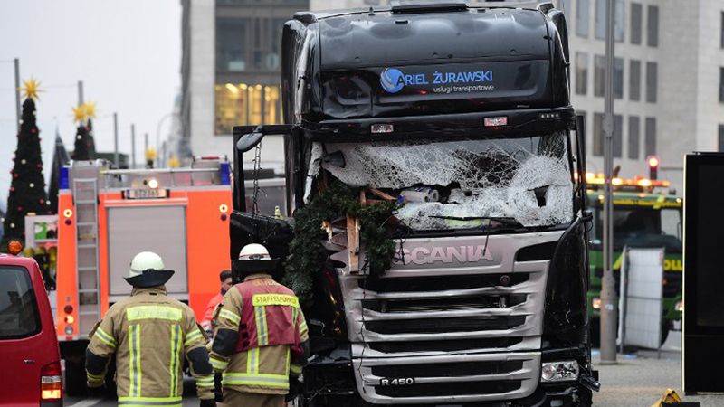 Polska ciężarówka na miejscu zamachu w Berlinie.