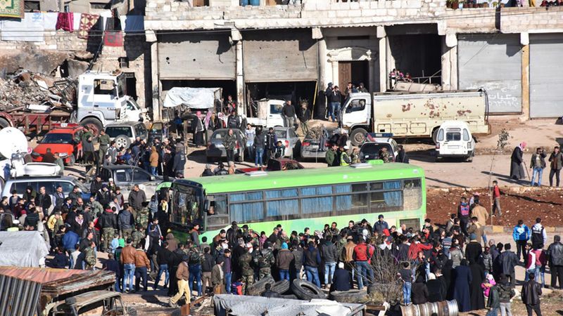 Mieszkańcy Aleppo czekają na ewakuację ze zniszczonego miasta.