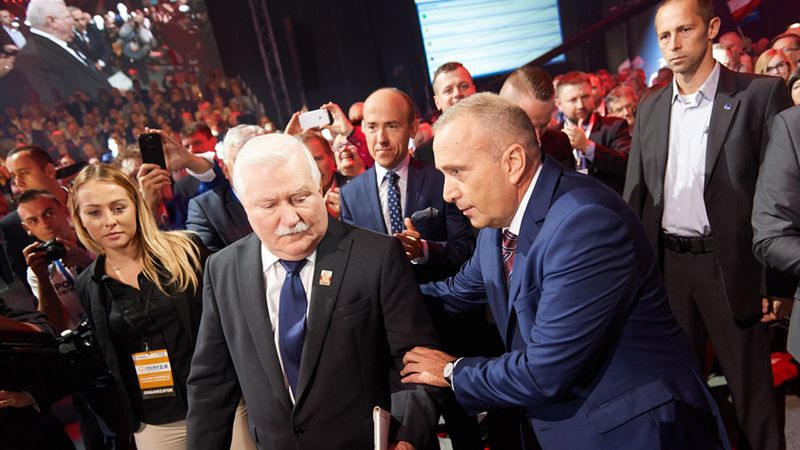 Były prezydent RP Lech Wałęsa i przewodniczący PO Grzegorz Schetyna na Konwencji Krajowej Platformy Obywatelskiej w Gdańsku.