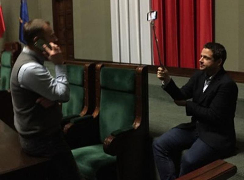 Posłowie Po Sławomir Nitras i Rafał Trzaskowski na sali sejmowej.