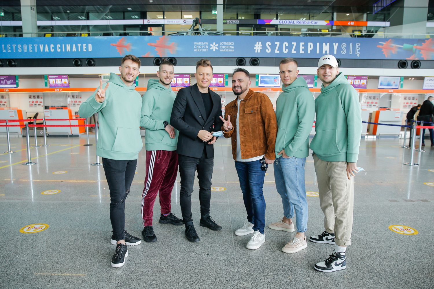 Rafał Brzozowski, Agustin Egurrola, Daniel Borzewski i tancerze na lotnisku przed wylotem na Eurowizję 2021
