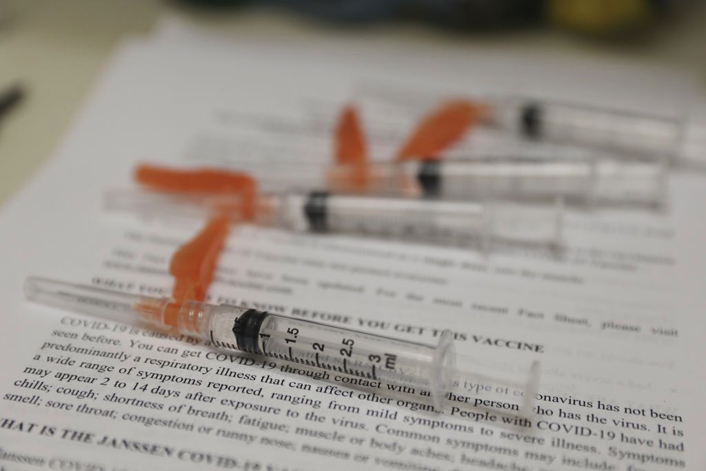 Stany Zjednoczone: FDA i CDC zaleciły wstrzymanie szczepień Johnson & Johnson z uwagi na wystąpienie sześciu przypadków rzadkich powikłań