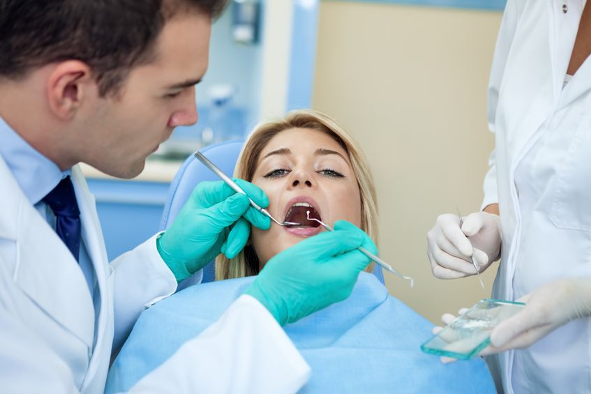 Podczas przeglądu jamy ustnej można wykryć np. cukrzycę