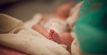 Znęcała się nad niemowlęciem. Wszystko zarejestrowały kamery