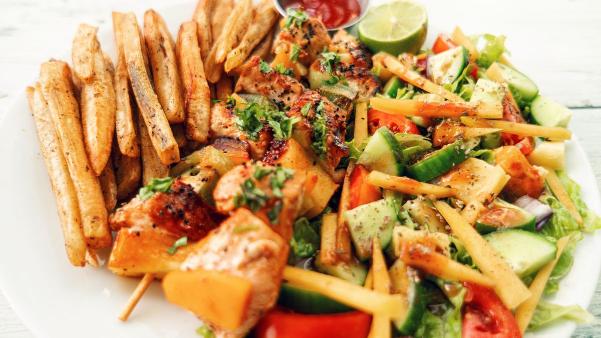 Frytki z selera można usmażyć lub upiec w piekarniku.