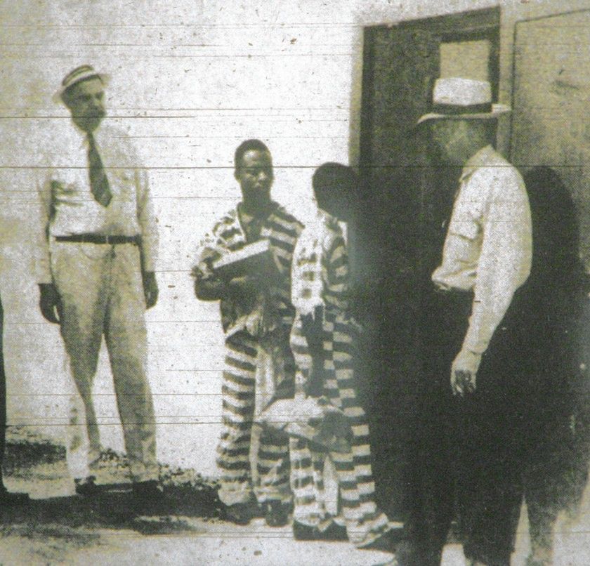 George Stinney (drugi od prawej) w więziennym pasiaku 
