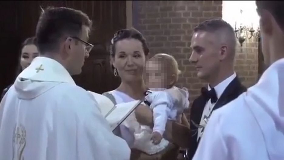 Chociaż niektórych oburza reakcja księdza, rodzice chrzestni zareagowali na nią życzliwym śmiechem