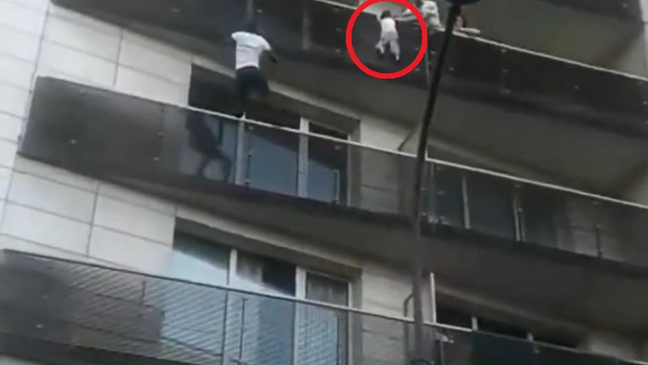 "Człowiek-pająk" uratował dziecko. Wszystko się nagrało