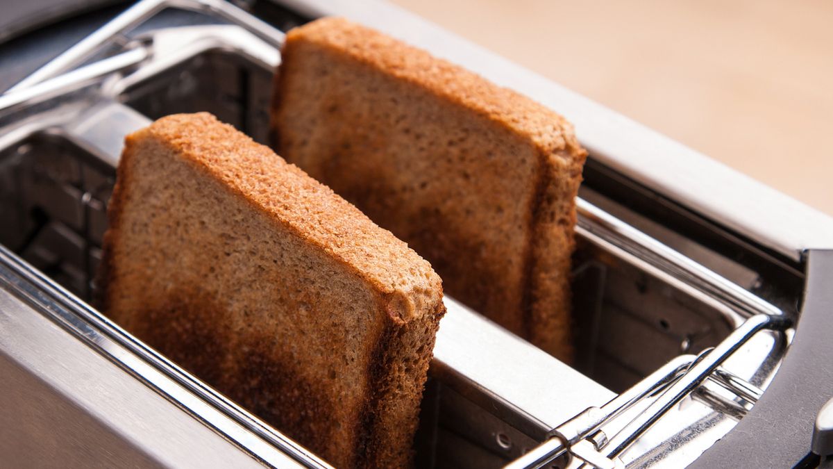 Tostery do kanapek podgrzewają kromki w pozycji pionowej