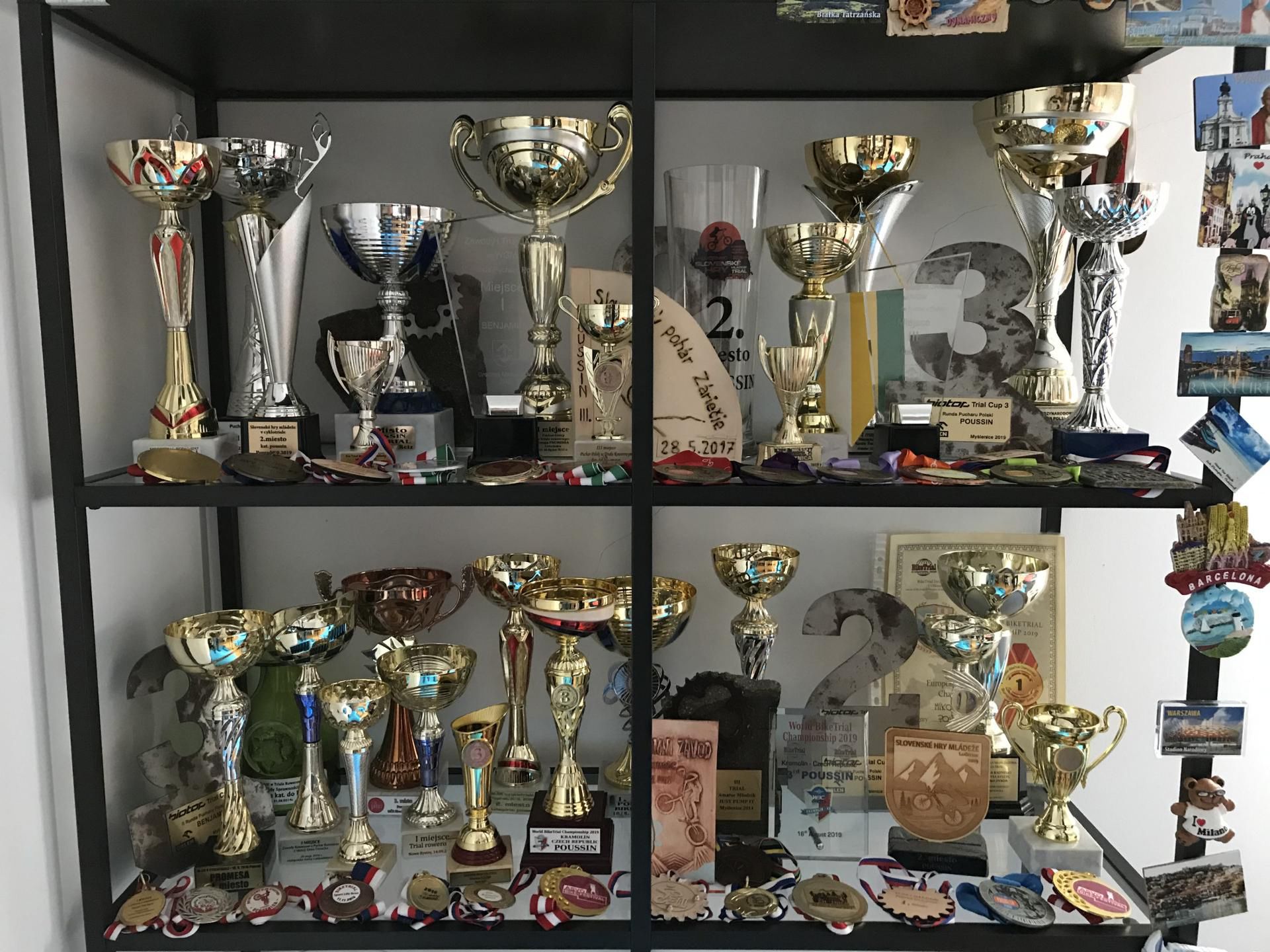 Mikołaj ma sporą kolekcje pucharów