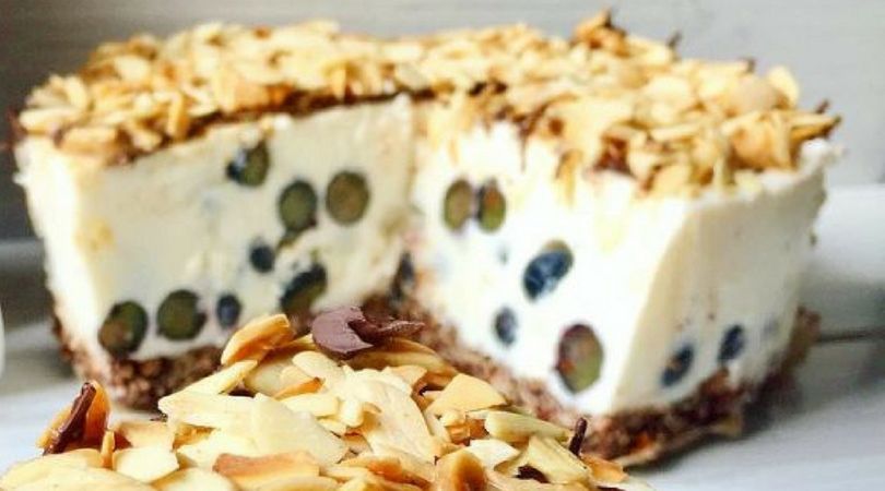 Sernik borówkowo-karmelowy. Nie zawiera glutenu i ma zaledwie 330 kcal