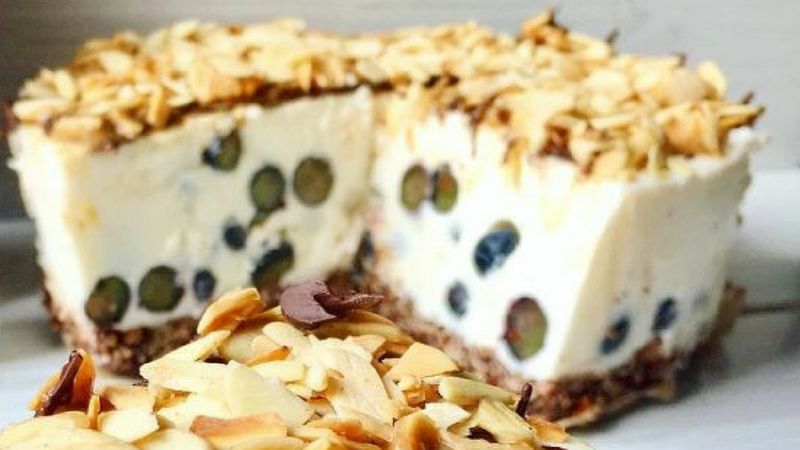 Przepis na fit sernik borówkowo-karmelowy, który nie zawiera glutenu i cukru