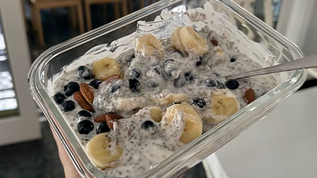 Latem warto wzbogacić kefir dodatkami, które nie tylko urozmaicają smak, ale też zwiększają jego wartość odżywczą.