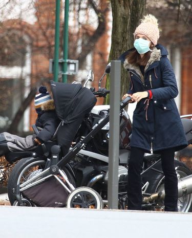 Marta Kaczyńska z maseczką ochronną na spacerze z synem