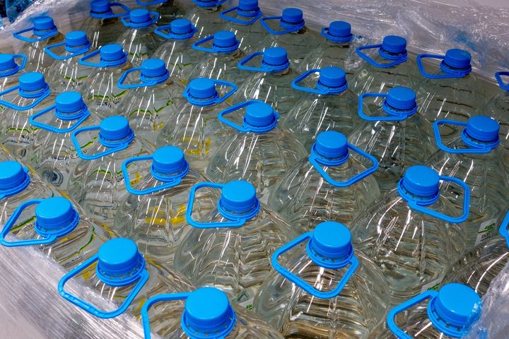 Lepiej nie pij wody z plastikowych butelek. "Mamy ogromny wysyp przypadków raka"