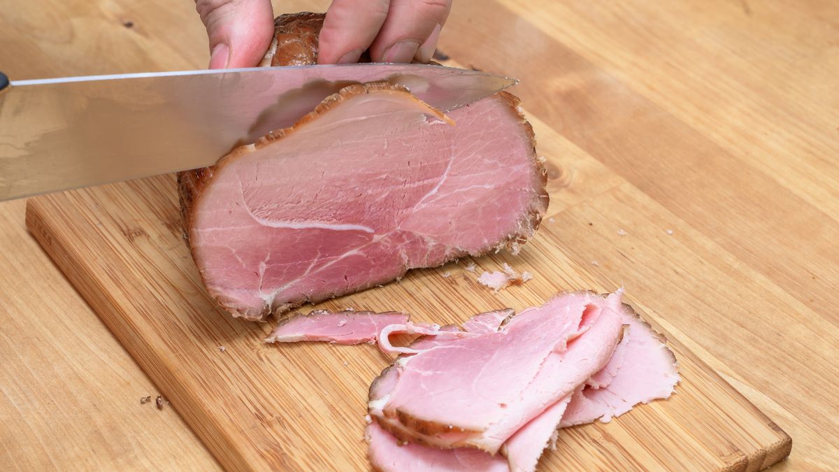 Azotyn sodu w żywności oznacza się symbolem E25.