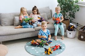 Każdy mały fan dinozaurów i pojazdów będzie zachwycony takim prezentem - prezentownik