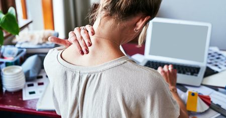 Taki ruch szyją może prowadzić do udaru. Eksperci odradzają tego nawyku
