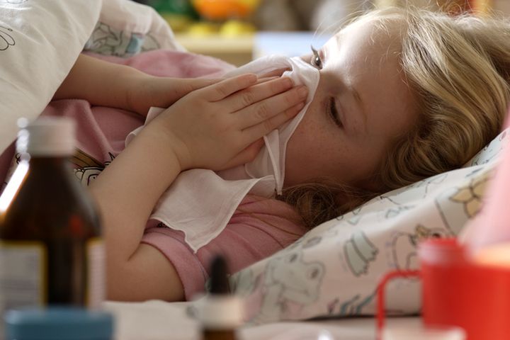 Dziecięcy wirus RSV zaatakował latem. Niepokojące doniesienia brytyjskich lekarzy
