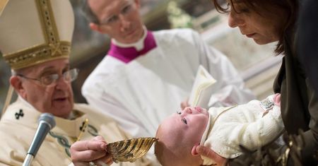Papież pozowolił karmić kobietom piersią w Kaplicy Sykstyńskiej