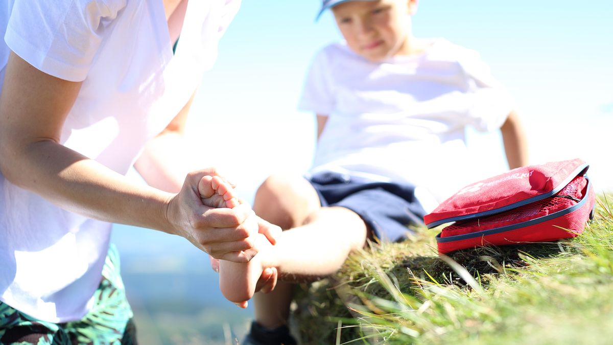 Złamania nogi mogą być złamaniami zamkniętymi i złamaniami otwartymi.