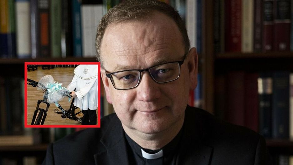 Ksiądz o pierwszej komunii. Postuluje, by uroczystości były "w miarę możliwości huczne"