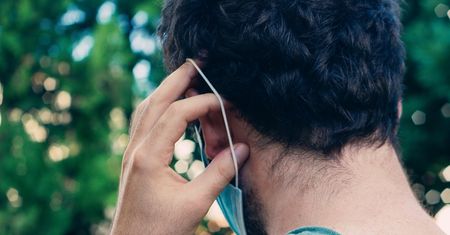 COVID-19 może prowadzić do tzw. triady laryngologicznej. Są przypadki trwałych uszkodzeń słuchu