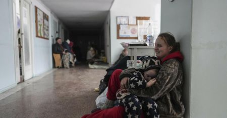 Anastasia trzyma w ramionach swoje jedyne dziecko, które przeżyło rosyjski atak. Zdjęcie zrozpaczonej matki obiegło świat