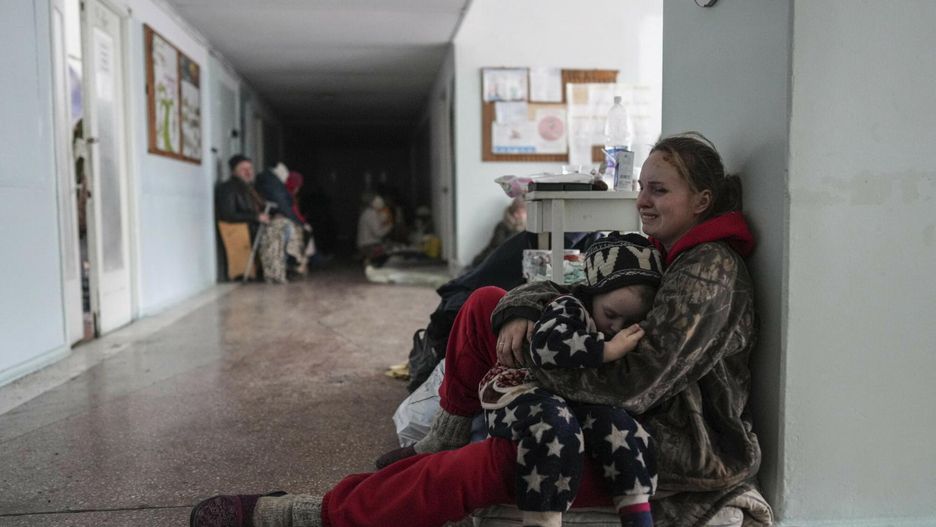 Anastasia trzyma w ramionach swoje jedyne dziecko, które przeżyło rosyjski atak. Zdjęcie zrozpaczonej matki obiegło świat