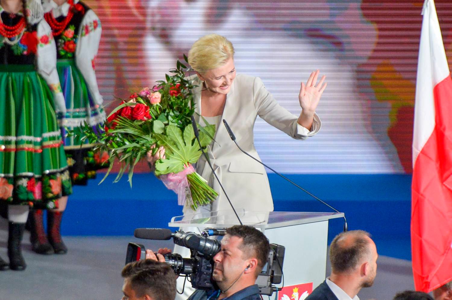 Agata Duda podczas wieczoru wyborczego. Wybrała jasną stylizację