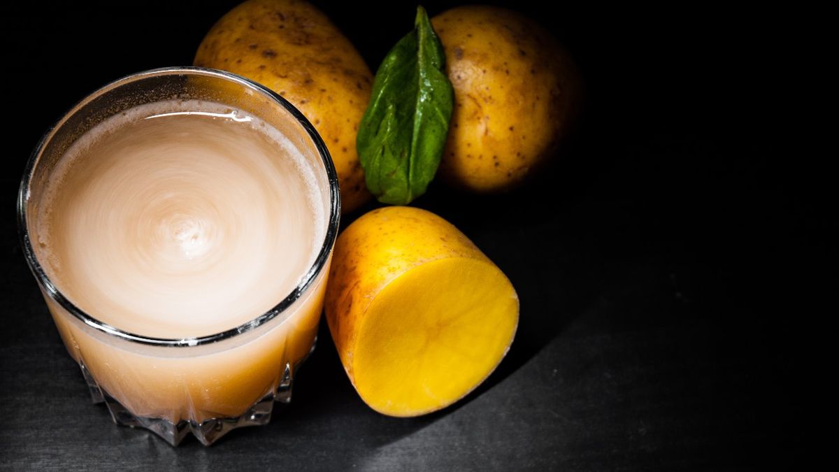 Sok z ziemniaka wykazuje szereg właściwości zdrowotnych. Działa antyoksydacyjnie, przeciwzapalnie, łagodząco oraz przeciwłupieżowo.