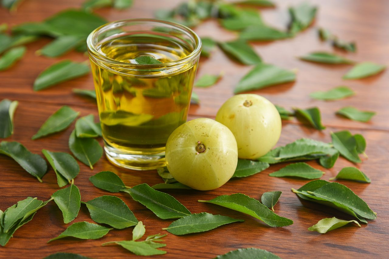 Olej neem na włosy - działanie, jak stosować