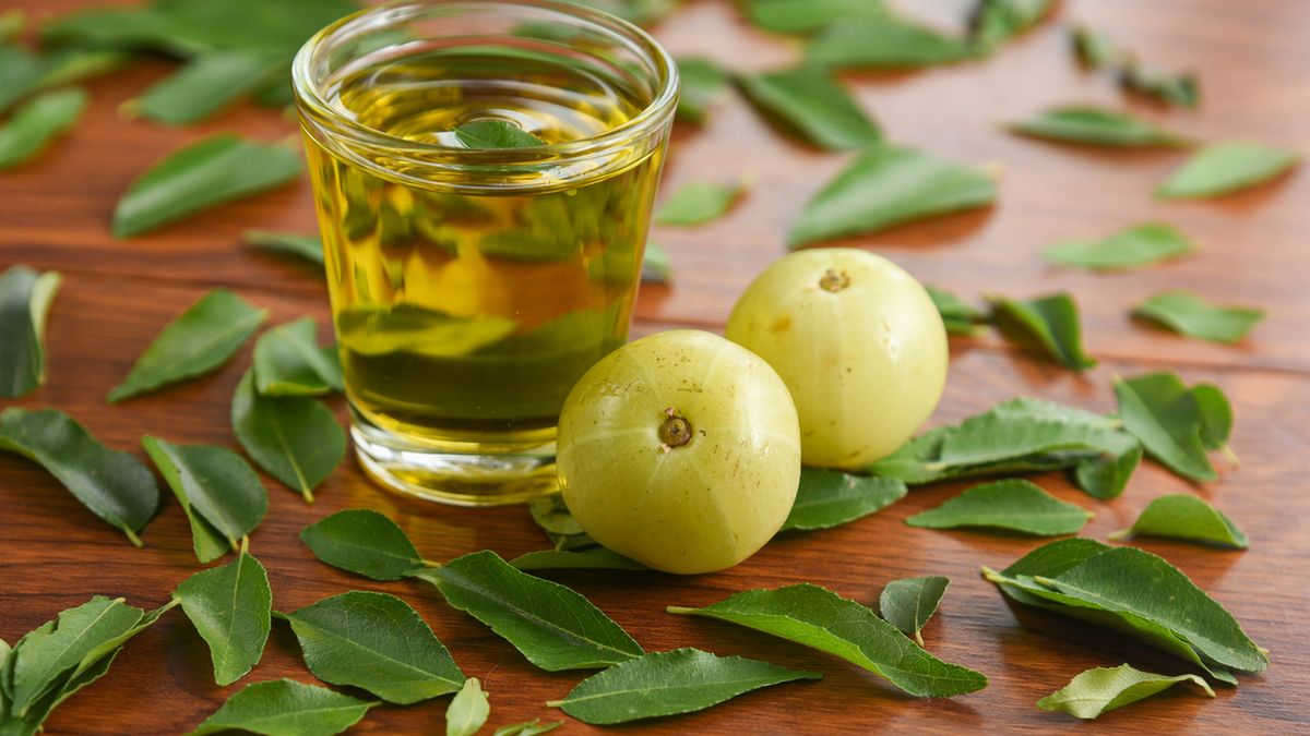 Olej neem działa korzystnie zarówno na włosy, jak i skórę głowy.