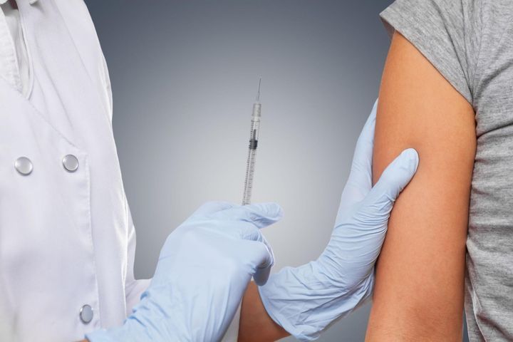 Szczepionka przeciw grypie chroni przed zachorowaniem i wystąpieniem groźnych powikłań.