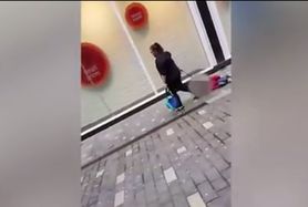 Kobieta ciągnęła dziecko na smyczy w centrum miasta!