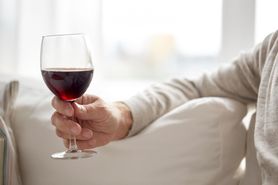 Picie butelki wina tygodniowo zwiększa ryzyko raka. Alkohol jest tak samo szkodliwy jak papierosy