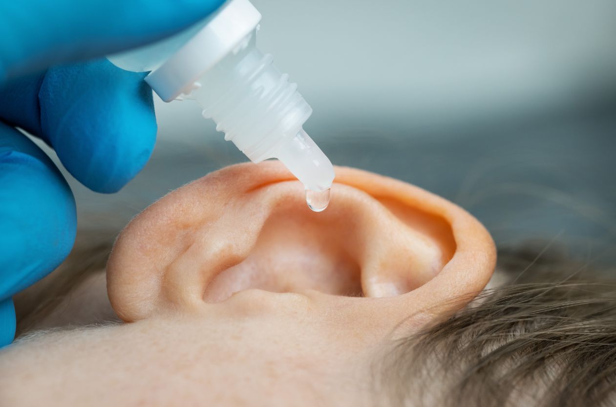 Infekcja ucha może powodować ból i drażliwość u dziecka.