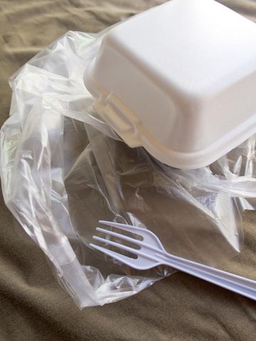 Plastikowe i styropianowe opakowania mogą uwalniać toksyny do żywności