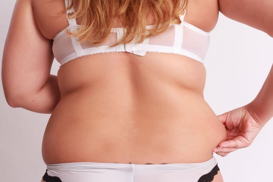 Słodycze, fast foody i brak ruchu prędzej czy później skutkują odkładaniem się tkanki tłuszczowej w naszym ciele