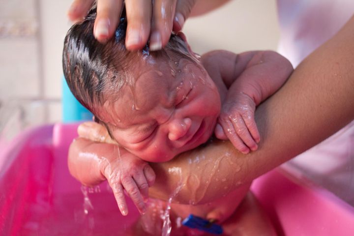 Kąpać czy nie kąpać noworodka po porodzie? 